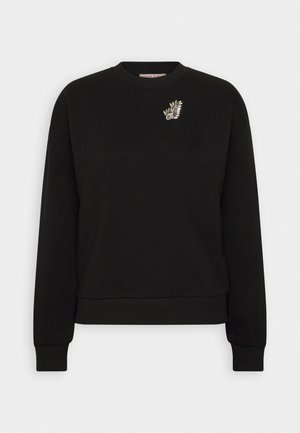 Zwart sweatshirt met lange mouwen en ronde hals, met geribbelde manchetten en zoom, voorzien van een kleine zilveren bladvormige broche op de linkerborst.