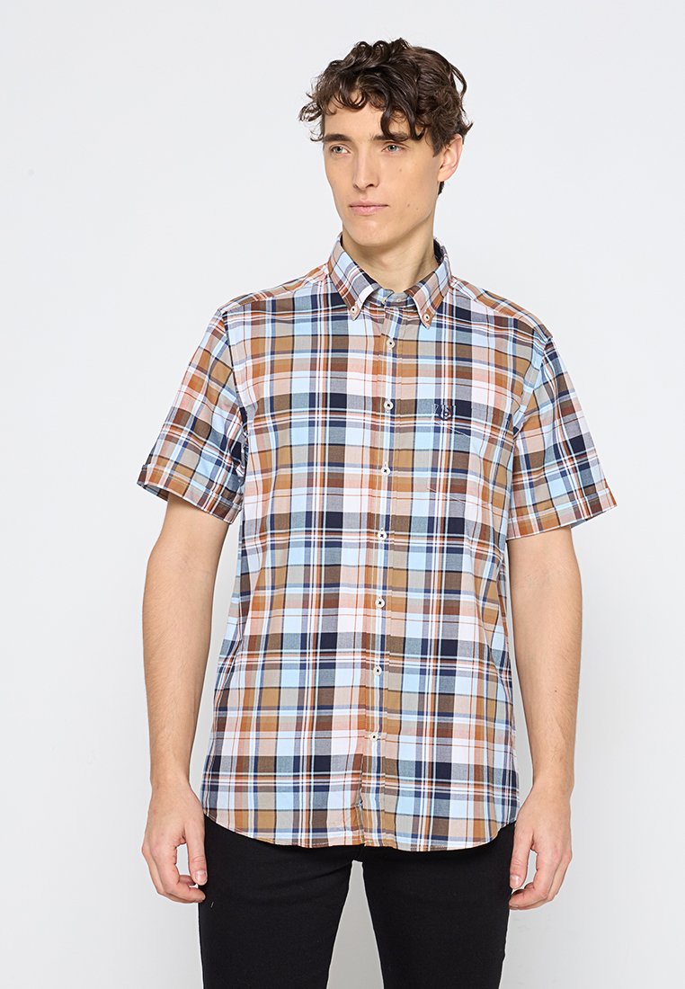 Camicia a maniche corte a quadri con motivi marroni, blu e bianchi, colletto con chiusura a bottone e un piccolo logo ricamato sul petto.