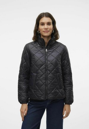 Veste matelassée noire avec un col montant, fermeture éclair et poignets élastiques. Matériau léger, avec un motif en losanges sur l'ensemble.