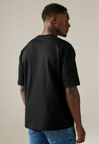 Next HEAVYWEIGHT - REGULAR FIT - T-shirts basic - black embroidery logo