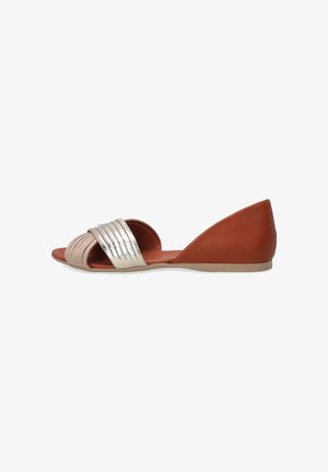 Flache Sandalen mit einem rose-goldenen, metallischen Riemen mit horizontalen Rillen und einem festen, rostfarbenen Absatz. Glatte Ledertextur und offenes Zehen-Design.