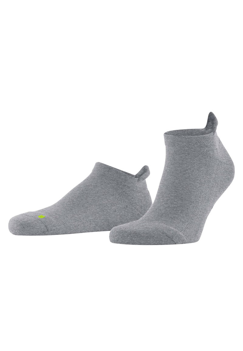 Calcetines tobilleros grises fabricados con tejido texturizado, que presentan un puño acanalado y un pequeño logotipo en verde en el área del dedo del pie.