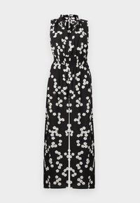 Rochie maxi fără mâneci, de culoare neagră, cu un model floral alb, talie strânsă și guler înalt cu decolteu în formă de cheie.