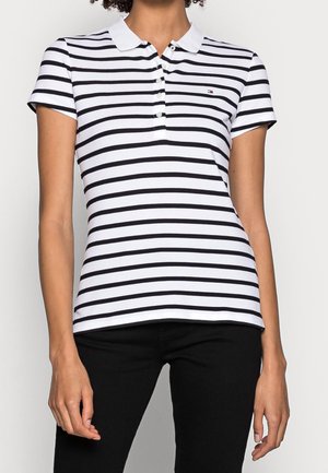 Wit poloshirt met horizontale zwarte strepen, korte mouwen, een knoopsluiting en een klein logo op het linkerborstgebied.