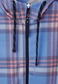 Felpa con zip e cappuccio, caratterizzata da un motivo a quadri blu e rosa, stringhe navy e una zip nera con dettagli del logo.