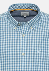 Lichtblauw en wit geruit overhemd, van katoen, met een button-down kraag, een borstzak en een contrasterende oranje accent aan de binnenkant van de kraag.