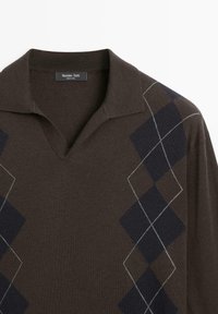 Maglione marrone con scollo con colletto, caratterizzato da un motivo a rombi in blu scuro e beige, con dettagli in cucitura bianca.