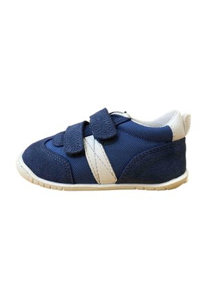 Zapato de tela azul marino con detalles en blanco, que cuenta con dos tiras de Velcro, suela de goma y puntera redondeada. Parte superior de lona texturizada.