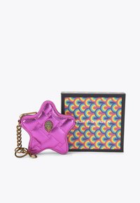 Różowa, błyszcząca torebka w kształcie gwiazdy z pikowanym wzorem i złotym emblematem dłoni. Posiada łańcuszkowy uchwyt, dołączoną do kolorowego, wzorowanego pudełka.
