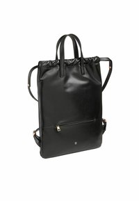 Zaino in pelle nera con doppi manici, spallacci regolabili e una tasca frontale con zip dotata di minuteria in tono oro. Texture liscia.