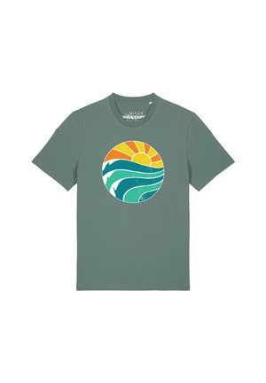 Groen T-shirt met korte mouwen en een ronde afbeelding van een oranje en gele zon die ondergaat boven teal en turquoise oceaangolven aan de voorkant.