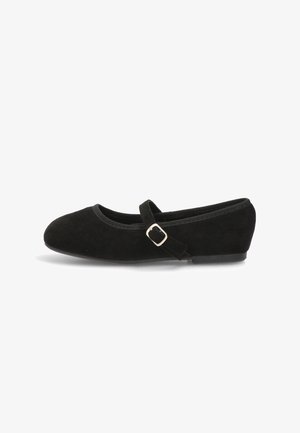 Bailarina de ante negra con puntera redondeada, banda elástica y detalle de hebilla. Tacón bajo y textura suave. Diseño simple y clásico.