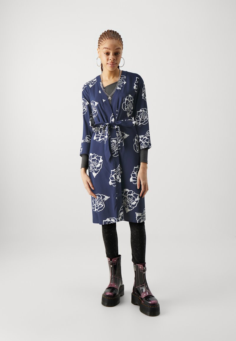 Veste Blazer Léger Pause Café Taille 38 - Noir Avec Détails Fuchsia, Occasion Très Bon état