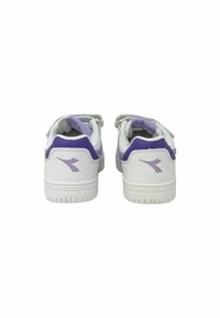 Sneakers bianchi con accenti viola, parte superiore in sintetico liscio, colletto imbottito e suola in gomma texturizzata, dotati di un logo laterale e linguette posteriori.