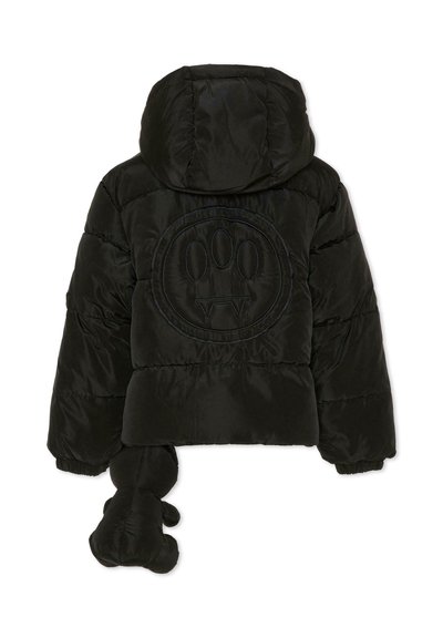 Czarna kurtka puchowa z kapturem, z dużym haftowanym wzorem łapy na plecach oraz pluszowym akcentem w kształcie łapy zawieszonym na dolnym brzegu.