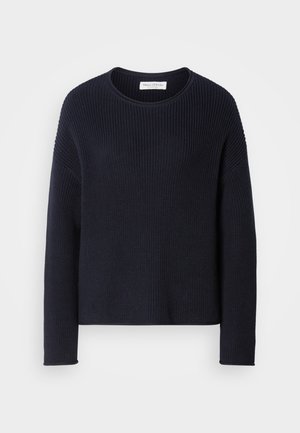 Tmavomodrý pletený sveter s okrúhlym výstrihom, ribbovanou štruktúrou, dlhými rukávmi a voľným strihom. Odevná etiketa je viditeľná na výstrihu.