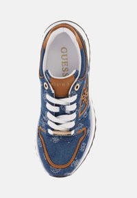 Adidași din denim albastru cu șireturi albe, accente din piele maro și o talpă căptușită. Prezintă motive florale și detalii ale logo-ului pe lateral.