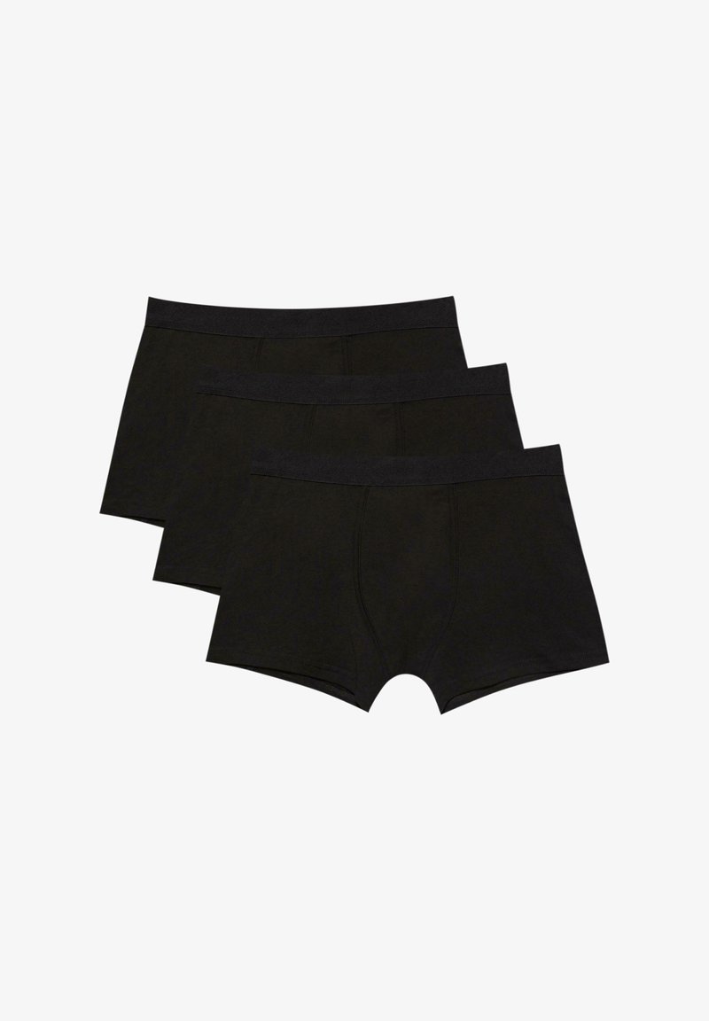 Tři černé pánské boxerky naskládané na sobě, zobrazující měkkou látku a elastické pasy na bílém pozadí.