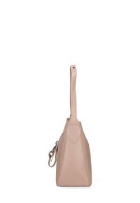 Borsa a tracolla in pelle beige con una forma strutturata, manico allungato e cinturino laterale. Presenta cuciture sottili e una texture liscia.