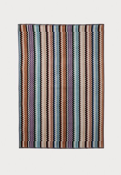 Tappeto intrecciato multicolore con motivi a zigzag in tonalità di blu, rosa, marrone e nero, bordato con un bordo a contrasto.