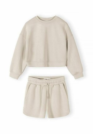 Bež dolg rokav kratka majica s parom ujemajočih se kratkih hlač z elastičnim pasom in vrvico za zavezovanje, oba izdelana iz mehkega blaga.