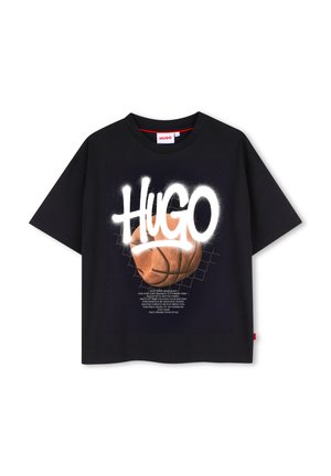 T-shirt noir à manches courtes avec un graphisme de basket-ball et un texte blanc "HUGO" au-dessus, plus un petit texte imprimé sous le ballon de basket.
