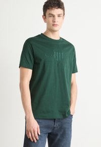 GANT TONAL SHIELD - T-shirts med print - tartan green