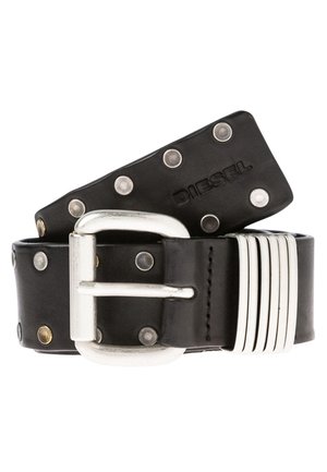 Sort læderbælte med sølvnitter, et sølv rektangulært spænde og mærkenavnet "DIESEL" præget nær enden.