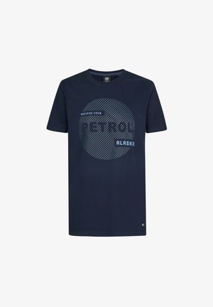 Camiseta de algodón azul marino con mangas cortas, con un estampado gráfico de "PETROL ALASKA" y rayas diagonales en el frente.