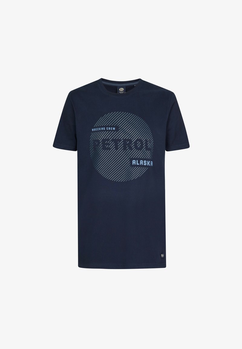 Mørkeblå bomuld t-shirt med korte ærmer, der har et grafisk print af "PETROL ALASKA" og skrå striber foran.