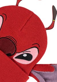 Berretto lavorato a maglia rosso con un design di personaggio dei cartoni animati, caratterizzato da grandi occhi rosa e neri, un naso marrone e dettagli in viola sulle ali.