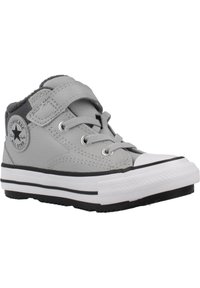 Baskets en cuir gris avec une sangle velcro et des lacets, dotées d'un capuchon en caoutchouc blanc et de rayures noires sur la semelle. Intérieur en tissu texturé.