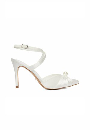 Weiße Sandalette mit hohem Absatz und Knöchelriemen, Satinfinish, spitze Zehenpartie und große Perle als Dekoration auf dem plissierten Frontband.