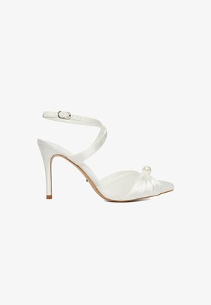 Weiße Sandalette mit hohem Absatz und Knöchelriemen, Satinfinish, spitze Zehenpartie und große Perle als Dekoration auf dem plissierten Frontband.