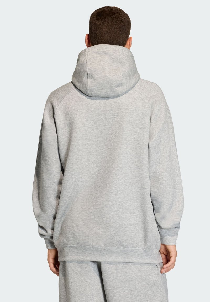 Grå sweatshirt med en stor hætte. Har raglanærmer, ribkanter ved ærmerne og en glat tekstur. Designet til en løs pasform.