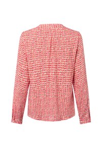 Czerwona bluzka z długim rękawem o strukturalnym wzorze małych konturowych kształtów. Widok z tyłu pokazuje lekko podwyższony kołnierzyk i mankiety z guzikami.