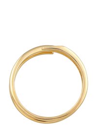 Guld ring med en glat, poleret overflade; har et unikt, snoet design, der danner et åbent rum på den ene side.