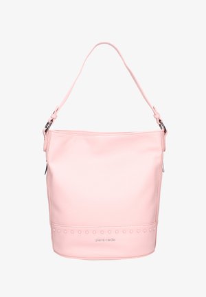 Sac seau en cuir rose avec une texture lisse, bandoulière réglable et clous décoratifs le long du bord inférieur. Logo embossé sur le devant.