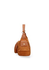 Bruine suède tas met een driekhoekige vorm, leren accenten, een ritsvak en een afneembare, verstelbare schouderband. Voorzien van een flap met drukknoop.