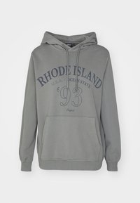 Szara bluza z kapturem, z przednią kieszenią i napisem "Rhode Island U.S.A. Ocean State '93 Original" wydrukowanym na klatce piersiowej w granatowym kolorze.