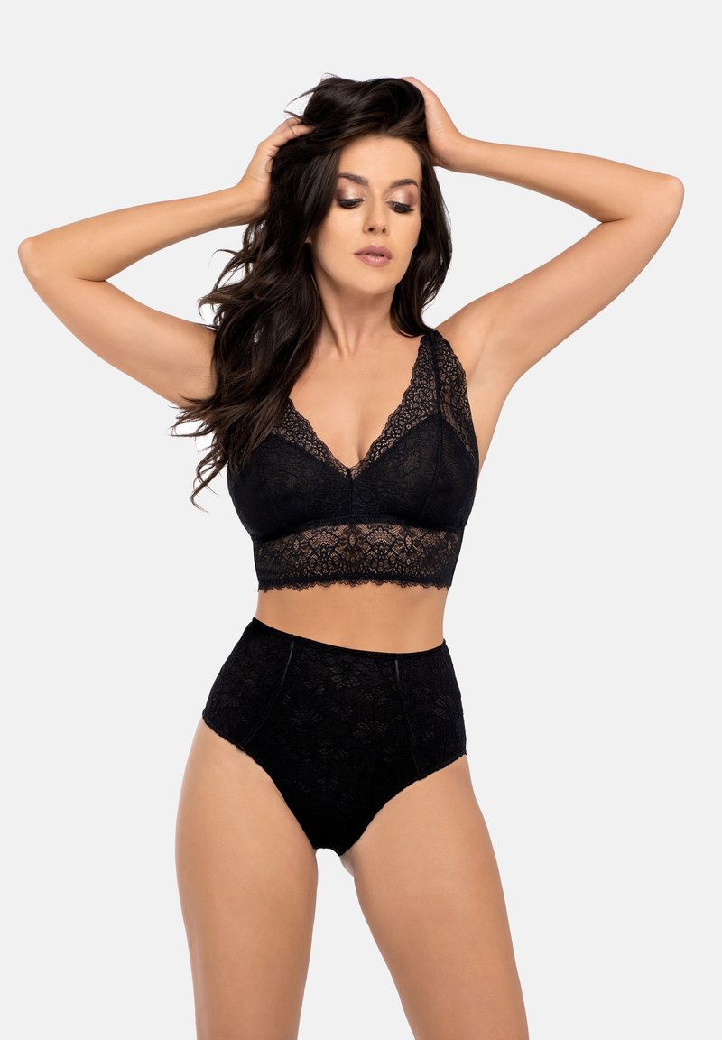 Zwarte kanten bralette met V-hals en brede banden, gecombineerd met hoge zwarte kanten slips. Delicaat bloemenpatroon overal.