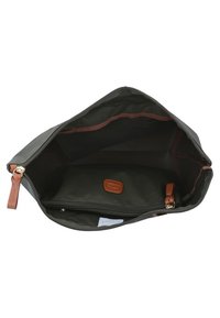 Borsa in tessuto verde con dettagli in pelle marrone; presenta una chiusura con zip e un ampio interno con una tasca con zip più piccola.