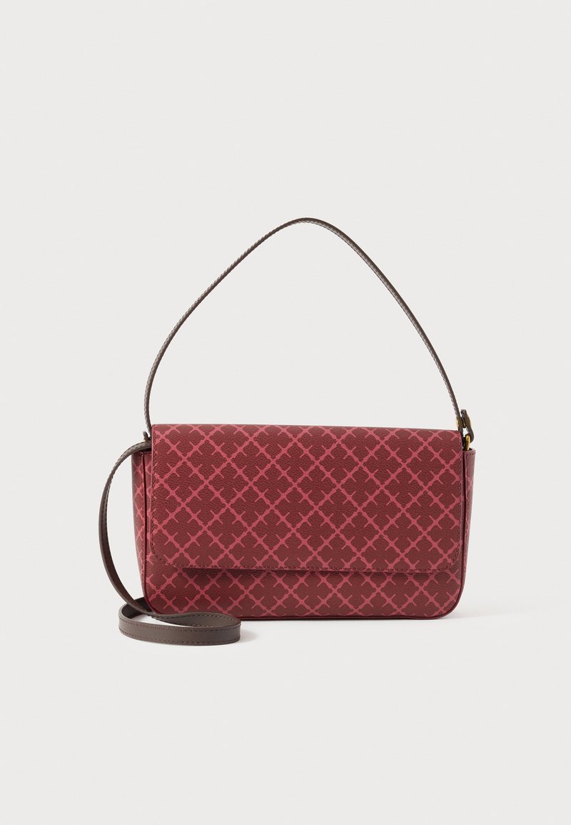 Geantă de mână de culoarea fructelor de pădure, cu o textură netedă, având un model geometric în nuanțe mai închise de roșu. Curea subțire de umăr maro și închidere cu clapetă.