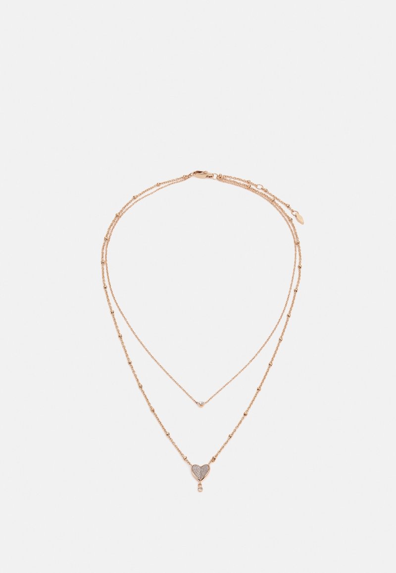 Collier en or double couche délicat avec de petites perles, un petit pendentif en diamant sur la chaîne plus courte, et un pendentif en forme de cœur avec une pierre pendante sur la chaîne plus longue.