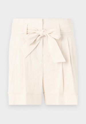 Beige high-waisted shorts met een gestrikt riempje, geplooid ontwerp en omgeslagen cuffs in een lichtgewicht stof.