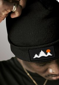 Neverless MIT PATCH BÄUME - Beanie - schwarz