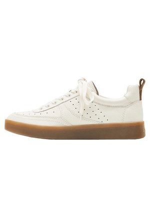 Sneaker bianca in pelle a taglio basso con dettagli traforati, lacci bianchi, linguetta marrone e suola spessa in gomma color caramello.