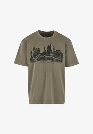 Olívazöld pamut póló fekete városkép grafikával és "Flatbush Ave Brooklyn NYC" felirattal. Rövid ujjú, környakú.