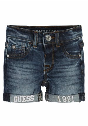Ciemnoniebieskie dżinsowe szorty z podwiniętymi mankietami, na których białe napisy "GUESS" i "1981", wyposażone w przednie kieszenie, szlufki na pasek oraz metalowe zapięcie na guzik.