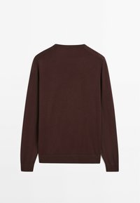 Maglione bordeaux a maniche lunghe con collo a giro, texture morbida, polsini e orlo a costine. Presenta un design semplice e minimalista, privo di decorazioni.